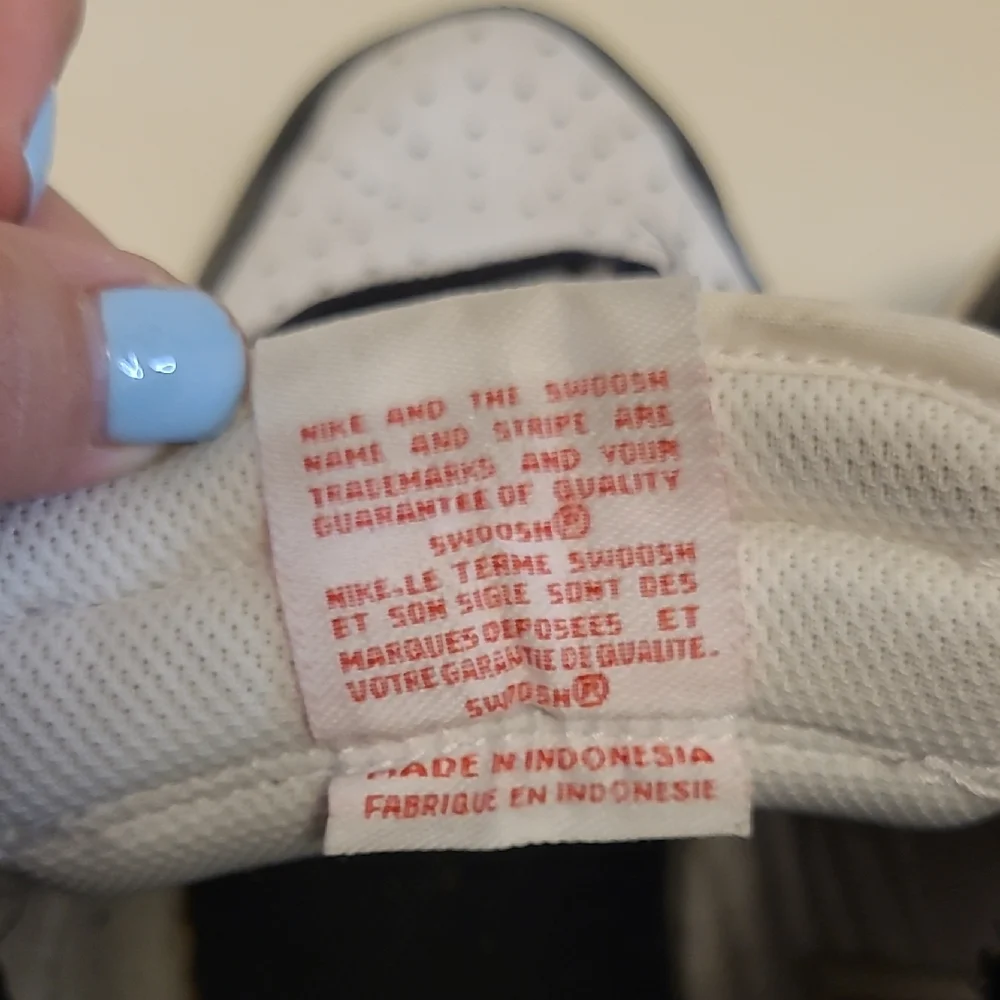 Nike Black and White Sneakers - Picture 3 of 13